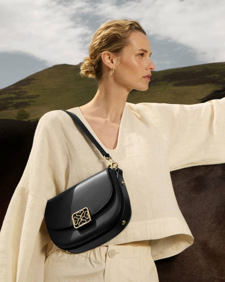 Women Bay Black Strathberry Shoulder Bags - Image 3