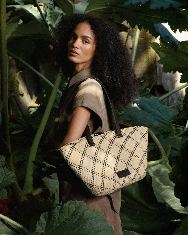 Women Natural Iraca Palm/Black Strathberry Shoulder Bags Medium Palm Basket